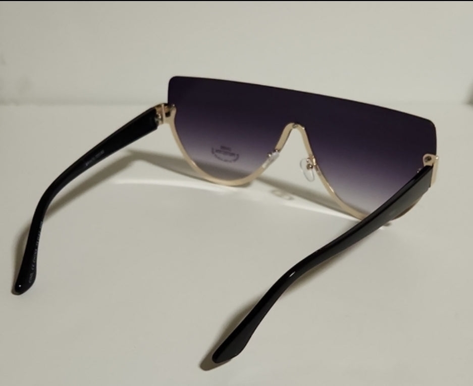 Wide lens fashion sunglasses