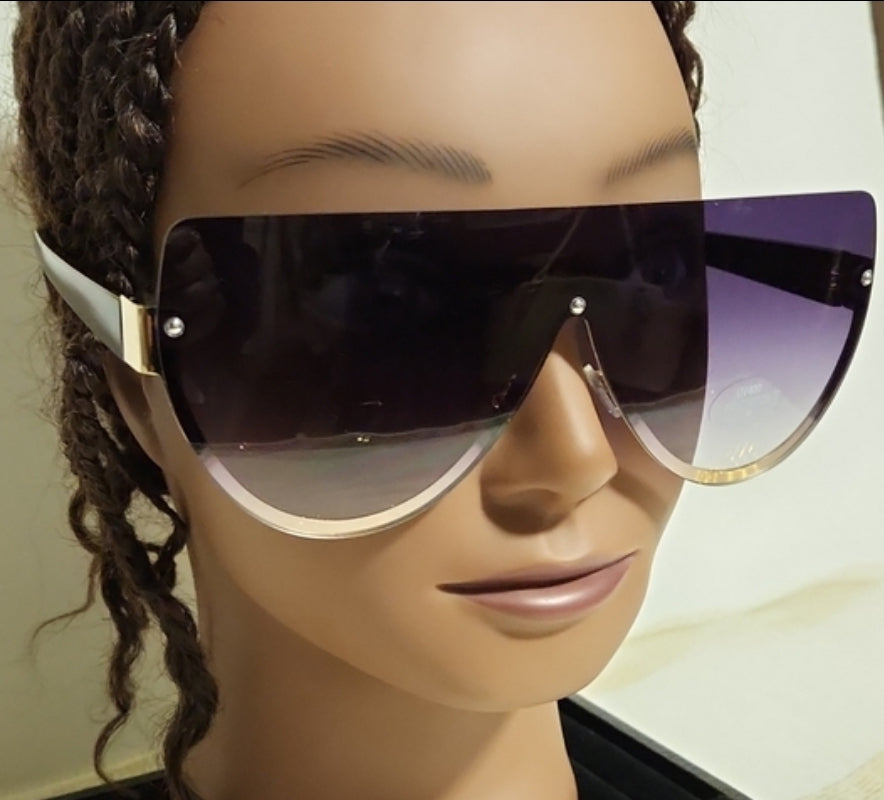 Wide lens fashion sunglasses